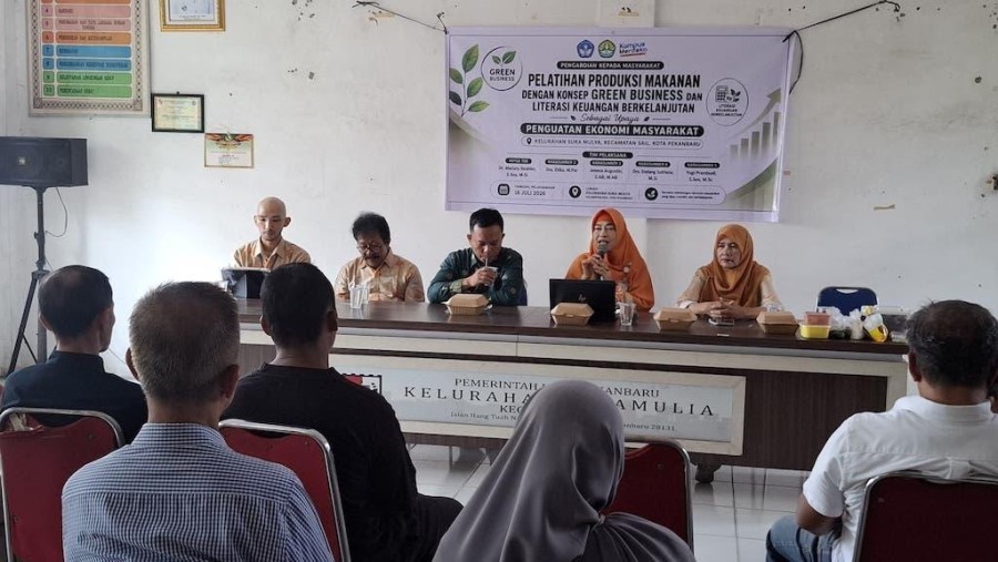 Emak-emak UMKM Sukamulia Ikut Pelatihan Green Business bersama Fisip UR