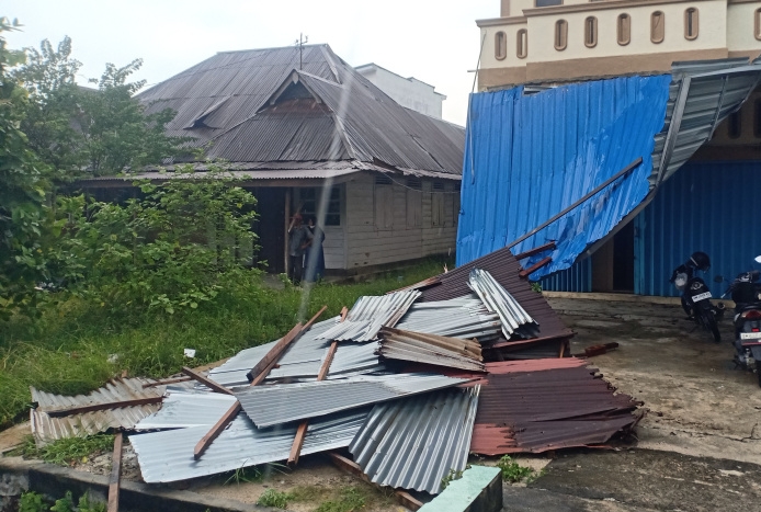 Puting Beliung Hantam Rumah Warga dan Sekolah di Bengkalis
