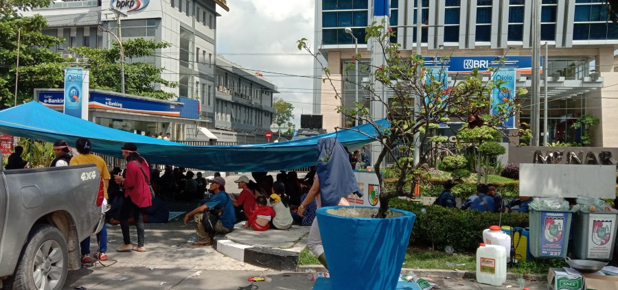 Bingung Rekening Koperasi Mereka Diblokir BRI, Massa Demo karena Gaji Tertahan