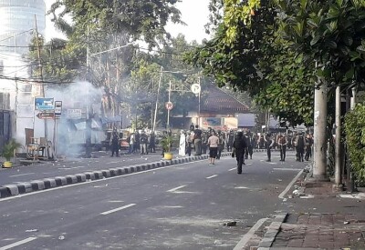 Kondisi Terkini, Massa Masih Berkumpul dan Lempar Molotov, Polisi Bernogosiasi