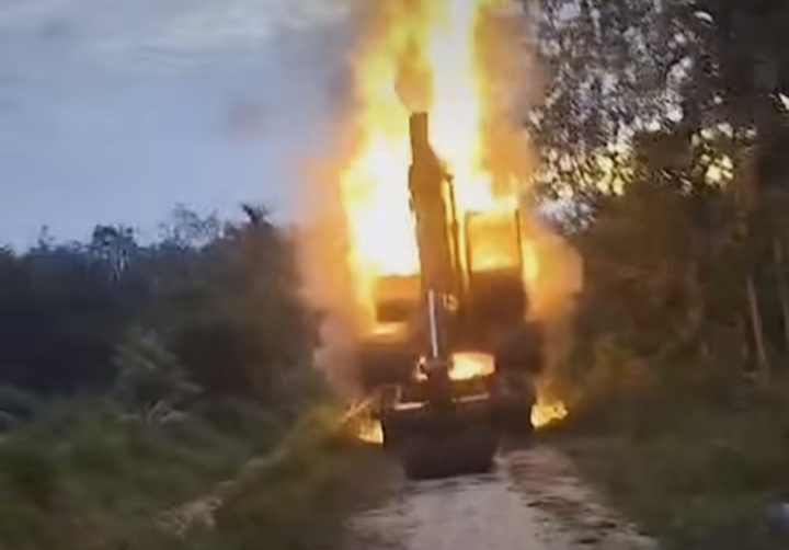 Diduga Kebocoran Oli, Ekskavator dan Truk Trado di Kampar Terbakar