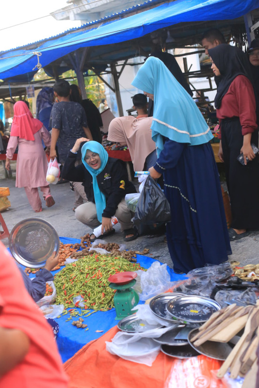 Ketika Pedagang Pasar Seminai Tak Percaya Dr Afni Calon Bupati Siak