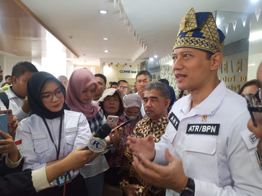 AHY Bagikan Sertifikat Tanah Elektronik di BPN Pekanbaru
