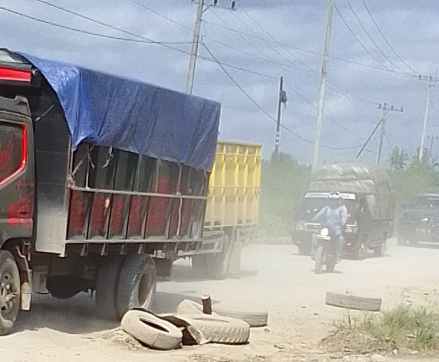 Debu Jalan dari Angkutan Batu Bara di Peranap Ancam Kesehatan Warga
