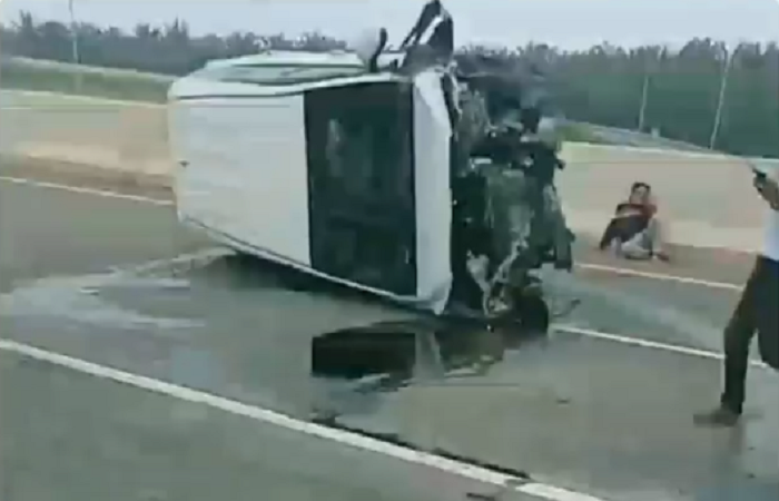 Mobil Innova Terguling Tabrak Pembatas Jalan Tol Permai