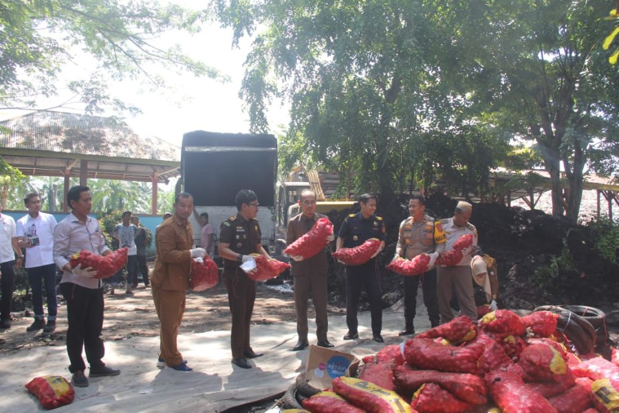 Ribuan Karung Bawang Merah dan Ban Bekas Ilegal Dimusnahkan di Bengkalis