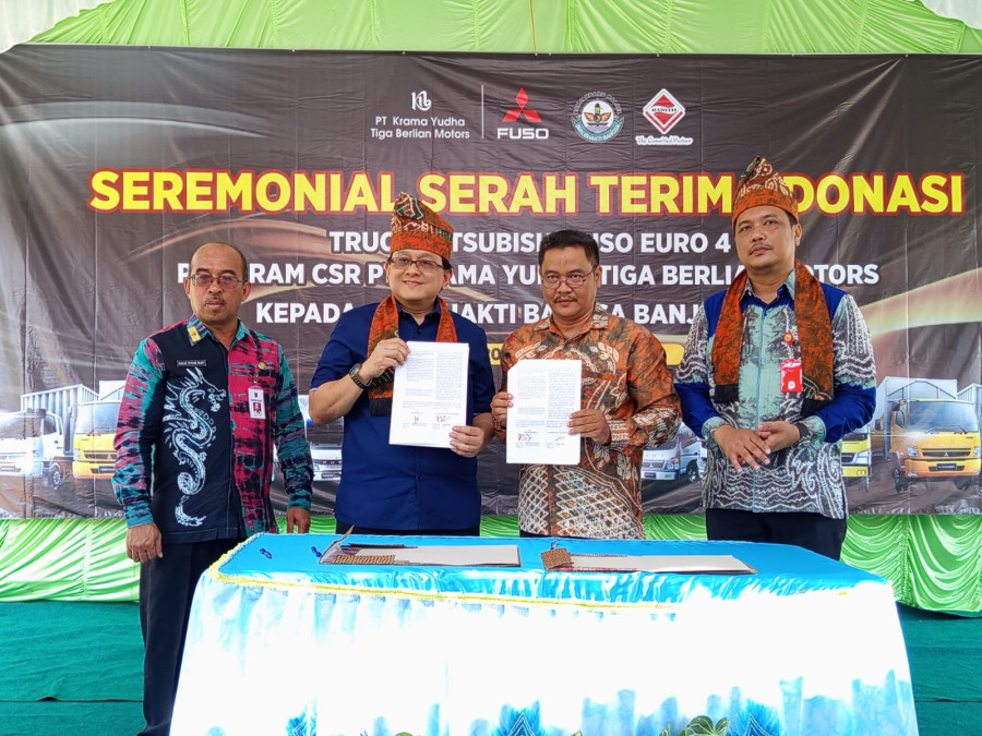 KTB Donasikan Mitsubishi Fuso Canter Euro 4 untuk SMK Bhakti Bangsa Banjarbaru