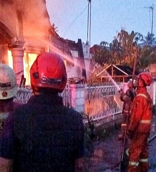Kebakaran Hanguskan Bangunan di Meranti Pandak, Kerugian Capai Rp400 Juta