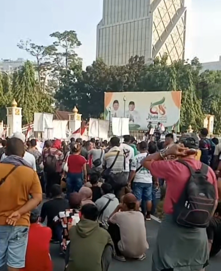Ribuan Massa Kepung Kantor Gubernur Riau, Tolak Relokasi dari TNTN