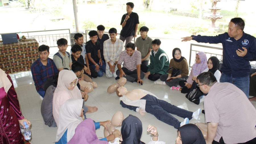 Rayakan HUT ke-5, KREKI Riau Berikan Pelatihan BHD kepada Mahasiswa Administrasi Publik FISIP Unri