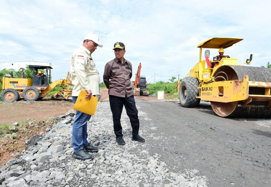 Gubri Syamsuar Turun Langsung Gesa Pembangunan Jalan Kubu, Bagansiapiapi