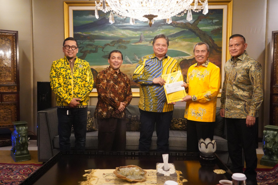 Ketum Golkar Airlangga Hartarto Serahkan SK Cagubri Syamsuar - Mawardi Saleh