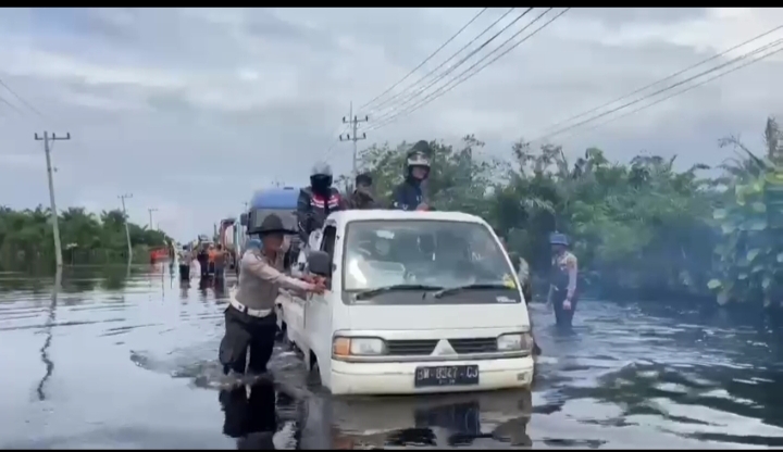 Polisi Berlakukan Sistem Buka Tutup di Jalintim Km 83 Pelalawan
