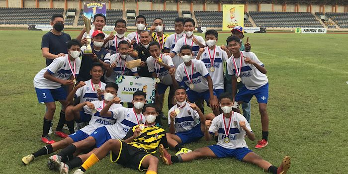Kalahkan kampar, Tim U16 Pekanbaru Angkat piala gubernur Riau