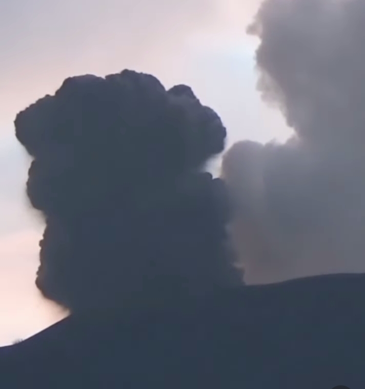 Gunung Marapi Masih Erupsi, Warga Radius 4,5 dari Puncak Mulai Mengungsi