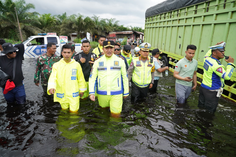 Kapolda Riau Tinjau Banjir Jalintim Sumatera
