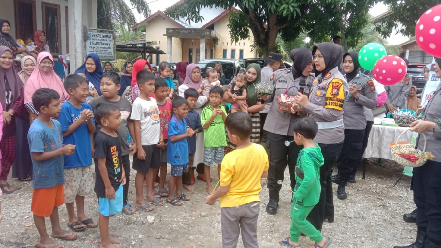 Kasat Lantas Kampar Beri Trauma Healing pada Korban Banjir di Buluh Cina