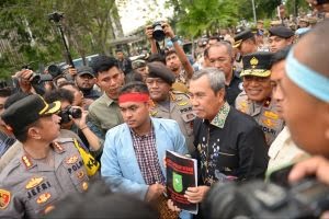 Jumpai Ratusan Massa Aksi, Gubri Siap Tampung Tuntutan Mahasiswa