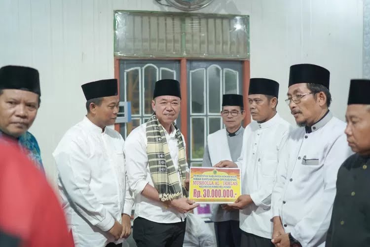 Safari Ramadhan di Rimba Melintang, Bupati Rohil Salurkan Sejumlah Bantuan