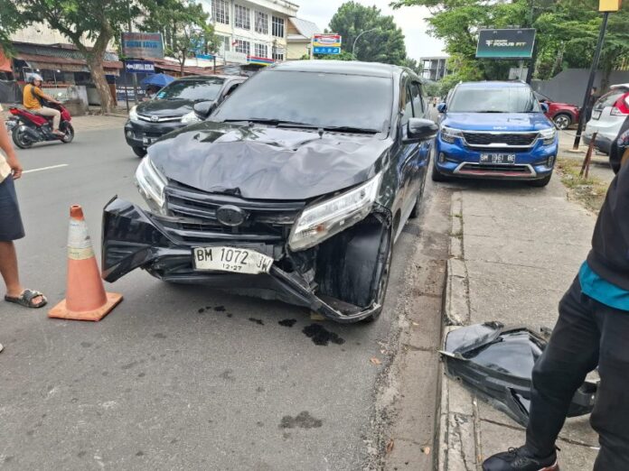 Pengendara Motor di Pekanbaru Luka-luka Usai Ditabrak dari Belakang