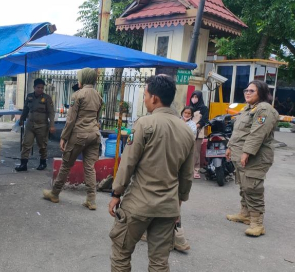 Razia PKL, Satpol PP Pekanbaru Sita Meja dan Kursi Pedagang