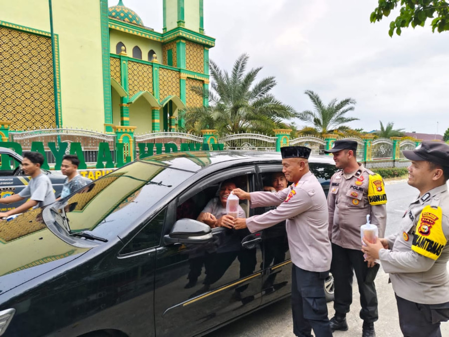 Polsek Tapung Hilir Berbagi Takjil di Jalan Poros Kota Bangun