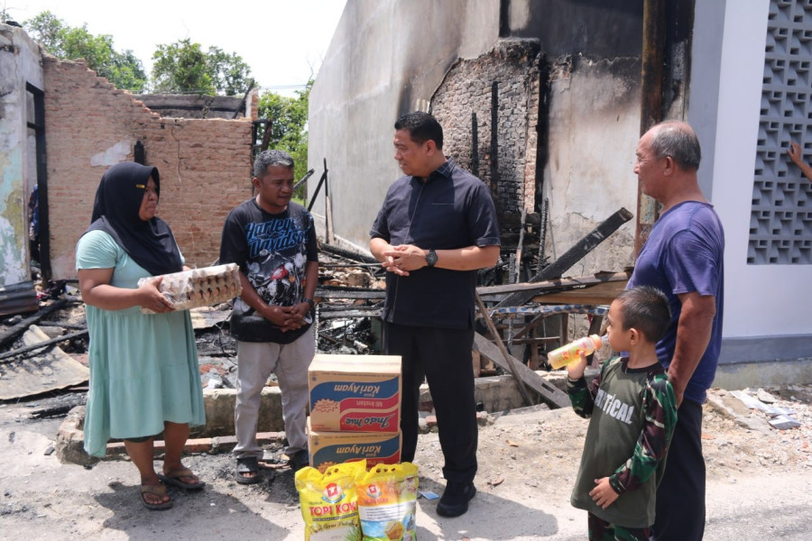 Prihatin, Markarius Anwar Beri Bantuan pada Korban Kebakaran Perum Korem