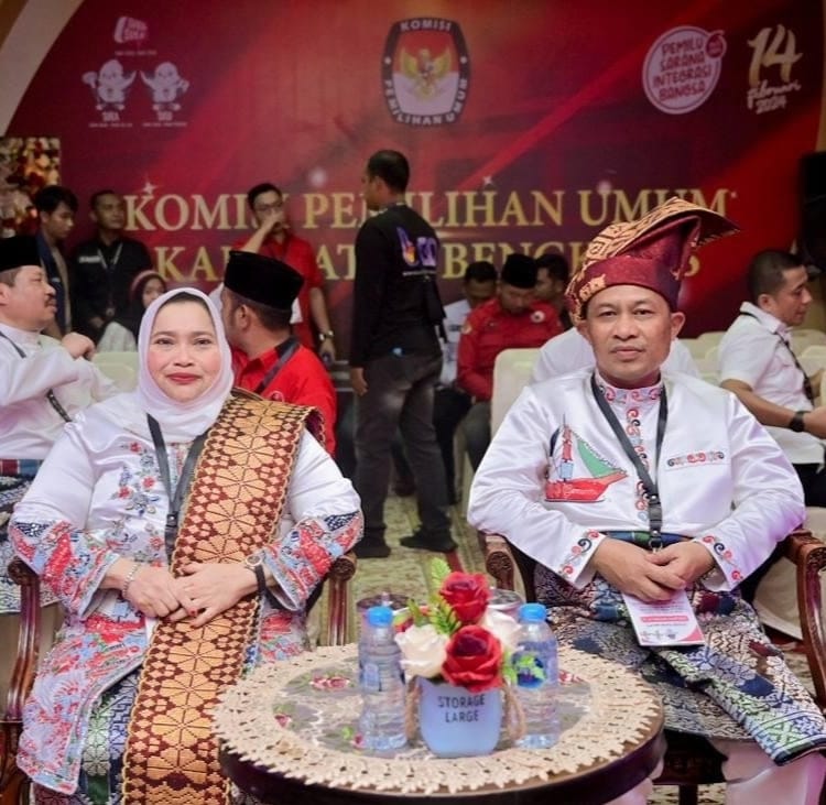 Ribuan Massa dari 11 Partai Pengusung Antarkan KBS ke KPU Bengkalis