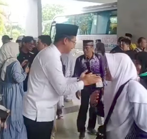 Tangis Haru Sambut Kepulangan Jamaah Haji Rohil, Wabup Jhony: Ini Momen Penuh Syukur