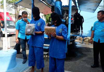 Pasutri yang Selundupkan 10 Kg Ganja dengan Durian Diringkus BNNP Riau