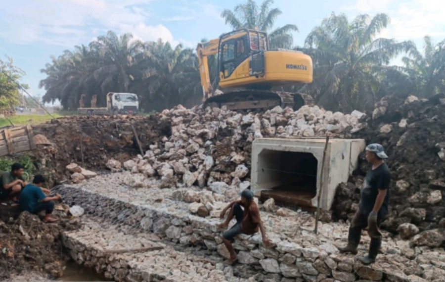 Selain Bangun Box Culvert, UPT IV PUPR Riau Lakukan Pemeliharaan Jalan di Tiga Ruas