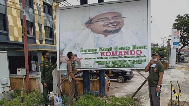 Satpol PP Turunkan Baliho Rizieq Shihab, FPI Bengkalis: Ada Unsur Politiknya
