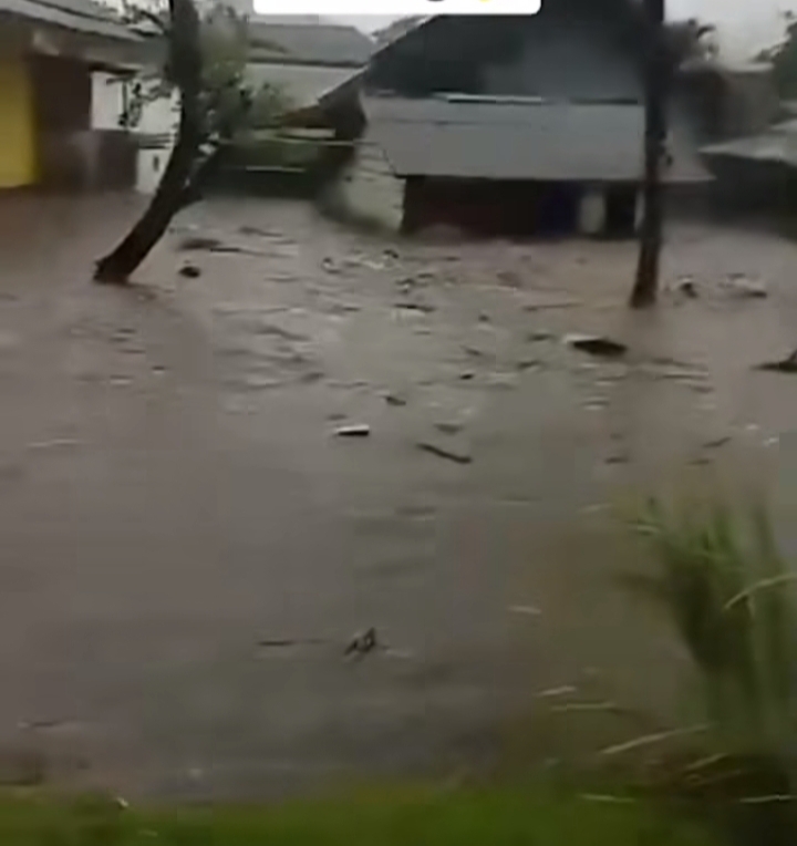 Ratusan Warga Korban Banjir di Kota Padang Dievakuasi