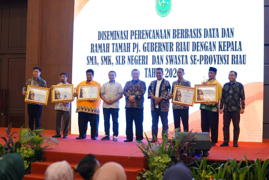 Pj Gubri SF Hariyanto Serahkan Penghargaan pada Sejumlah Sekolah di Riau