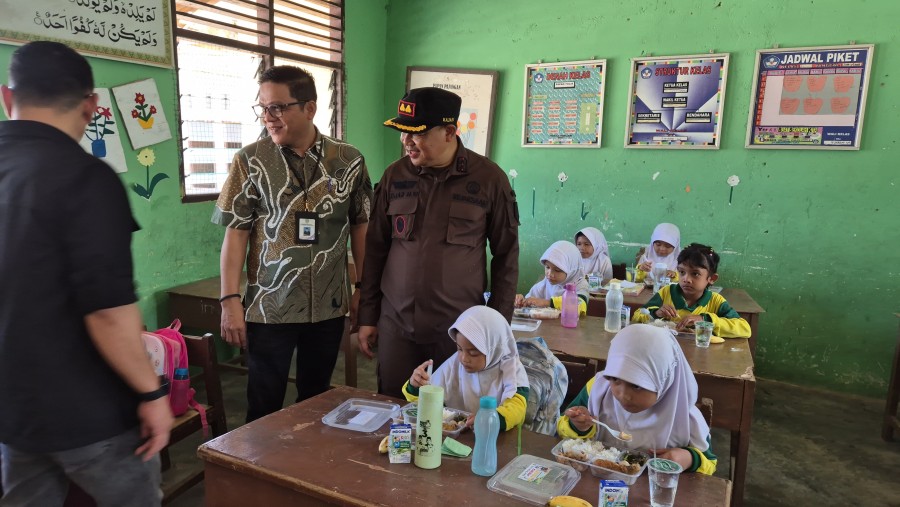 Tebar Gizi Bangun Generasi, Kejari Rohul Bagikan 160 Paket Makan Gratis untuk Siswa