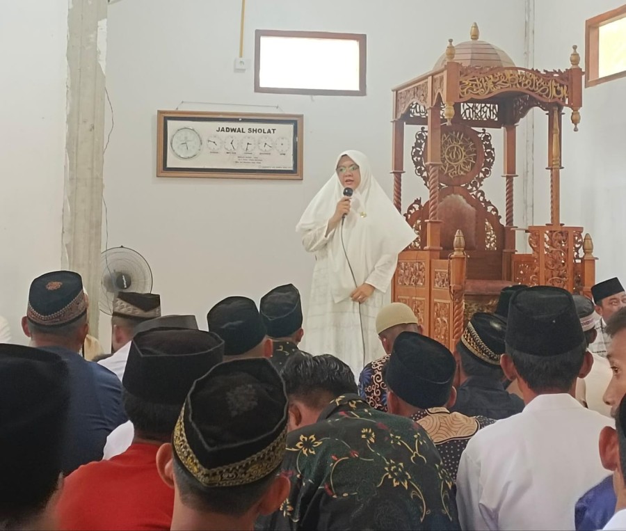 Bupati Siak Dr Afni Z Salat Idul Adha dan Serahkan Sapi Kurban di Tasik Betung