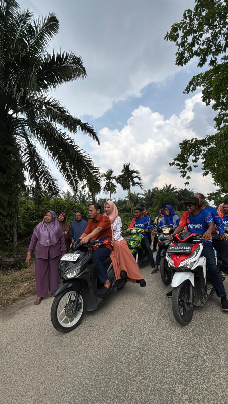 Blusukan ke Teluk Leok, Agung Nugroho Keliling Kampung Naik Motor