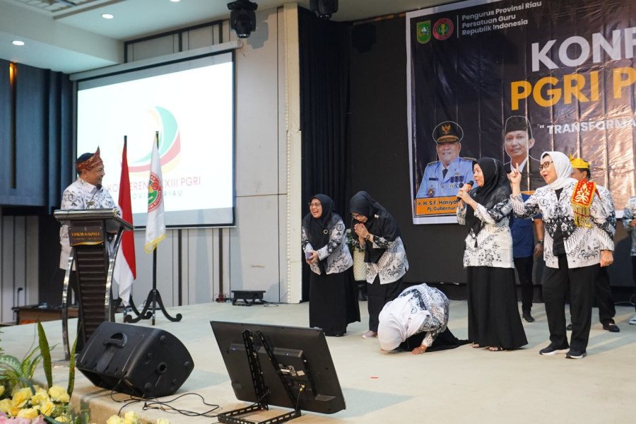 Lama Mengabdi, 4 Guru Sujud Syukur Dihadiahi Umroh oleh Pj Gubri SF Hariyanto