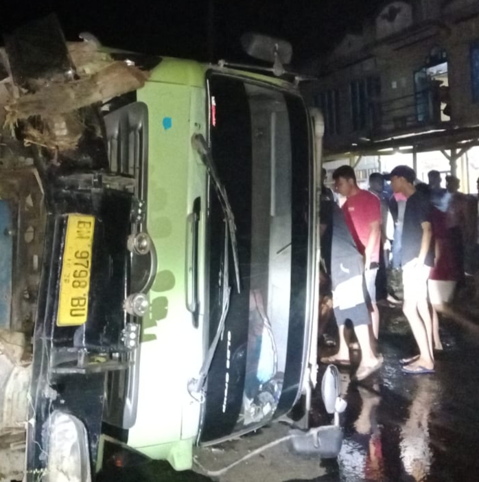 Truk Bermuatan CPO Terguling di Bukit Limpato Sempat Bikin Jalan Macet