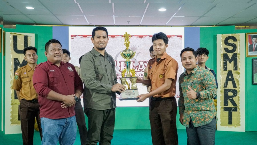 Tutup Porkom Himaikom UMRI 2024, Wakil Rektor Serahkan Hadiah dan Tropy