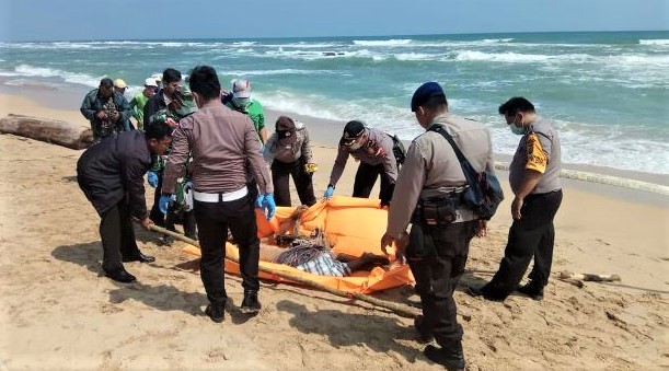 Mengerikan, Pengunjung Temukan Mayat Tanpa Kepala di Tepi Pantai