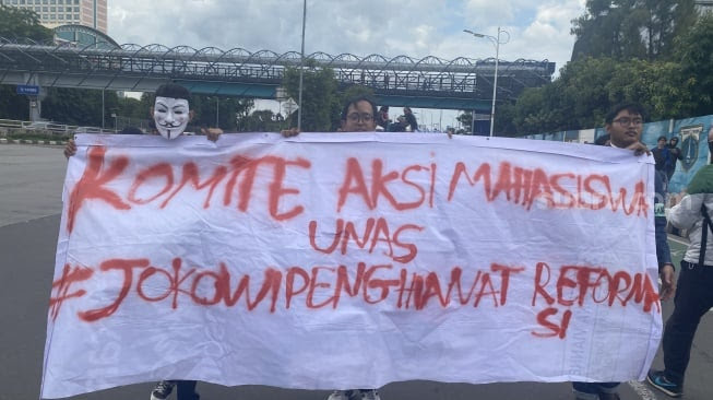 Ratusan Mahasiswa Gelar Unjuk Rasa Tuntut Pemakzulan Jokowi