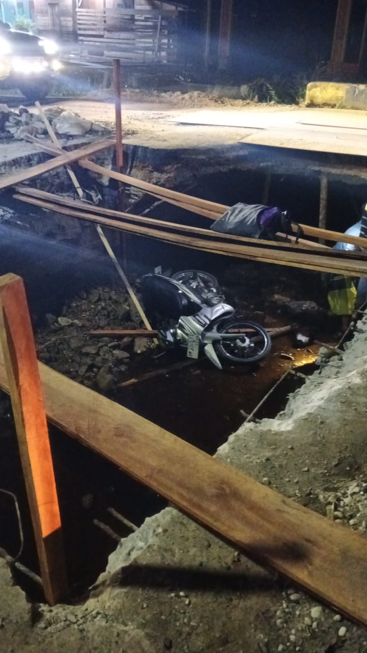 Dibiarkan Menganga oleh Pemerintah, Jalan Amblas di Parit Rodi Bengkalis Makan Korban