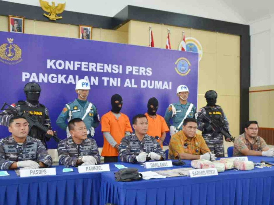 F1QR Lanal Dumai Gagalkan Penyelundupan 5,4 Kg Sabu, 2 Tersangka Diamankan