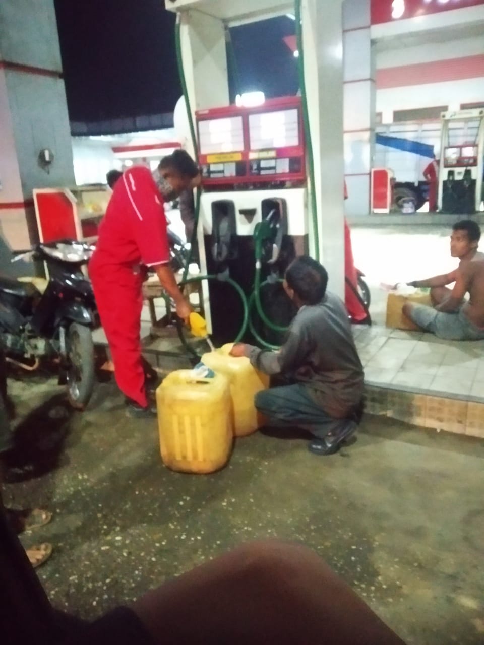 Wow...Bandelnya SPBU Satu ini, Bebas Isi Jirigen, Ada Pembeking?
