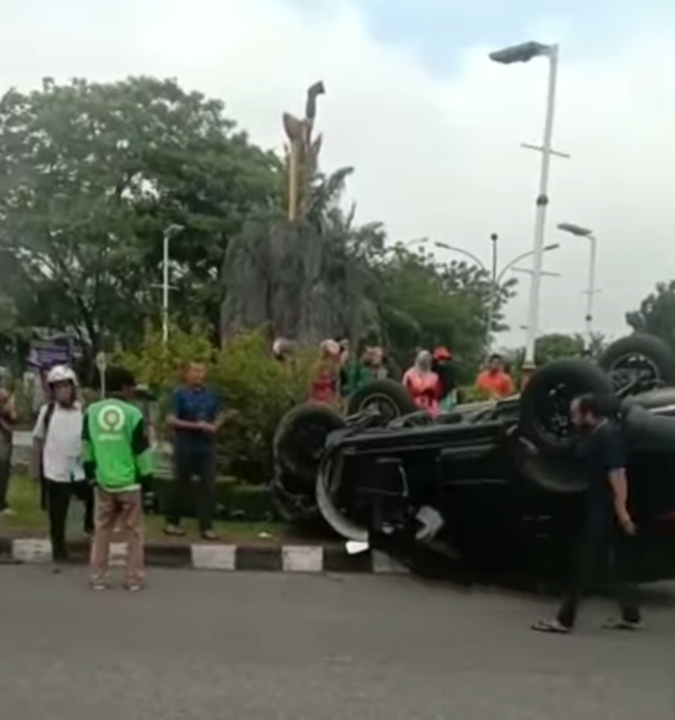 Diduga Sopir Kurang Konsentrasi, Mobil Pajero Sport Tabrak Median Tugu Keris