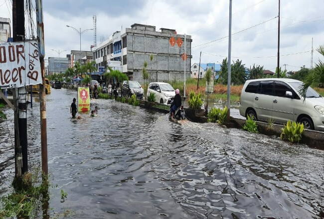 Berlangsung 3 Sampai 4 Jam, Banjir Rob Merendam Jalan dan Rumah Warga Dumai