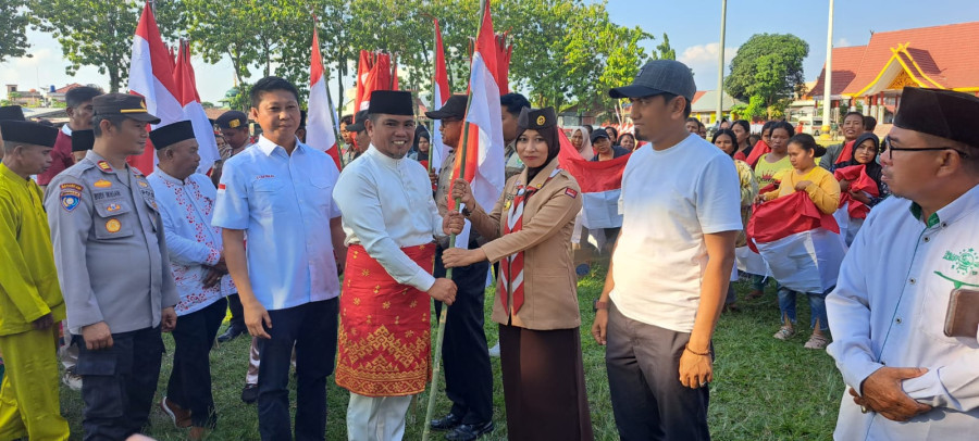 Sambut HUT RI  ke-78, Bupati H. Zukri Bagikan 10 Ribu Bendera pada Masyarakat