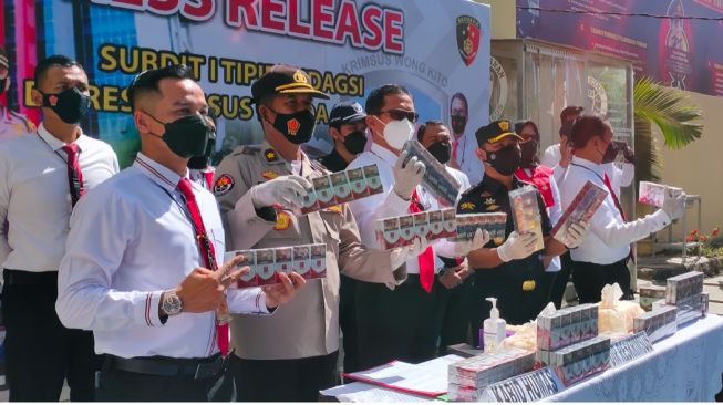 Polda Sumsel Gagalkan Peredaran Jutaan Rokok Ilegal di Riau