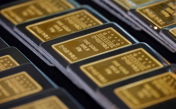 Harga Emas Terjun Bebas di Bawah USD1.800